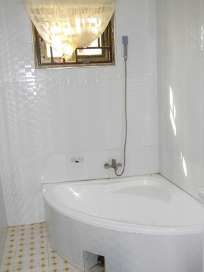 Jetted tub - MicDad Guest House (Weija)