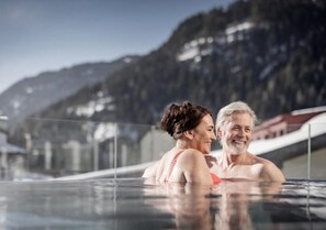 Indoor pool, outdoor pool, sun loungers - Hotel Naudererhof (Nauders)