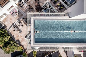 Una piscina techada, una piscina al aire libre