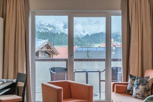 Habitación con vista a un paisaje montañoso a través de un ventanal.