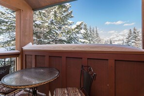 Outdoor dining - Moraine Circle 30 | Pool & Hot Tub | Close to Slopes | Private Sauna (Steamboat Springs)