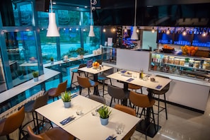 Tägliches Frühstücksbuffet (15 EUR pro Person)