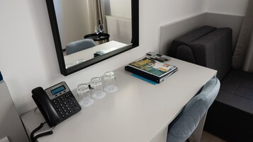 Quarto triplo standard, em edifício anexo | Frigobar, cofres nos quartos, escrivaninha