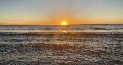 Päivitetty huoneisto yksityisellä merenrantapuistossa. Sateenvarjo / tuolit on jo asetettu