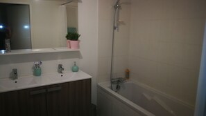 Badekar, hårtørrer, håndklæder, Toiletpapir