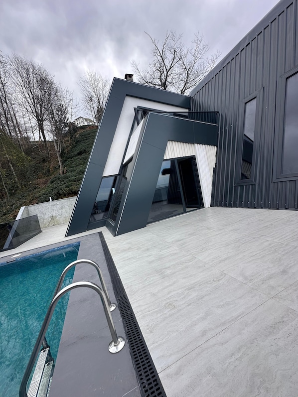 Vila superluxo, 2 quartos, piscina particular, vista para o mar | Roupas de cama antialérgicas, frigobar, Wi-Fi de cortesia, roupa de cama
