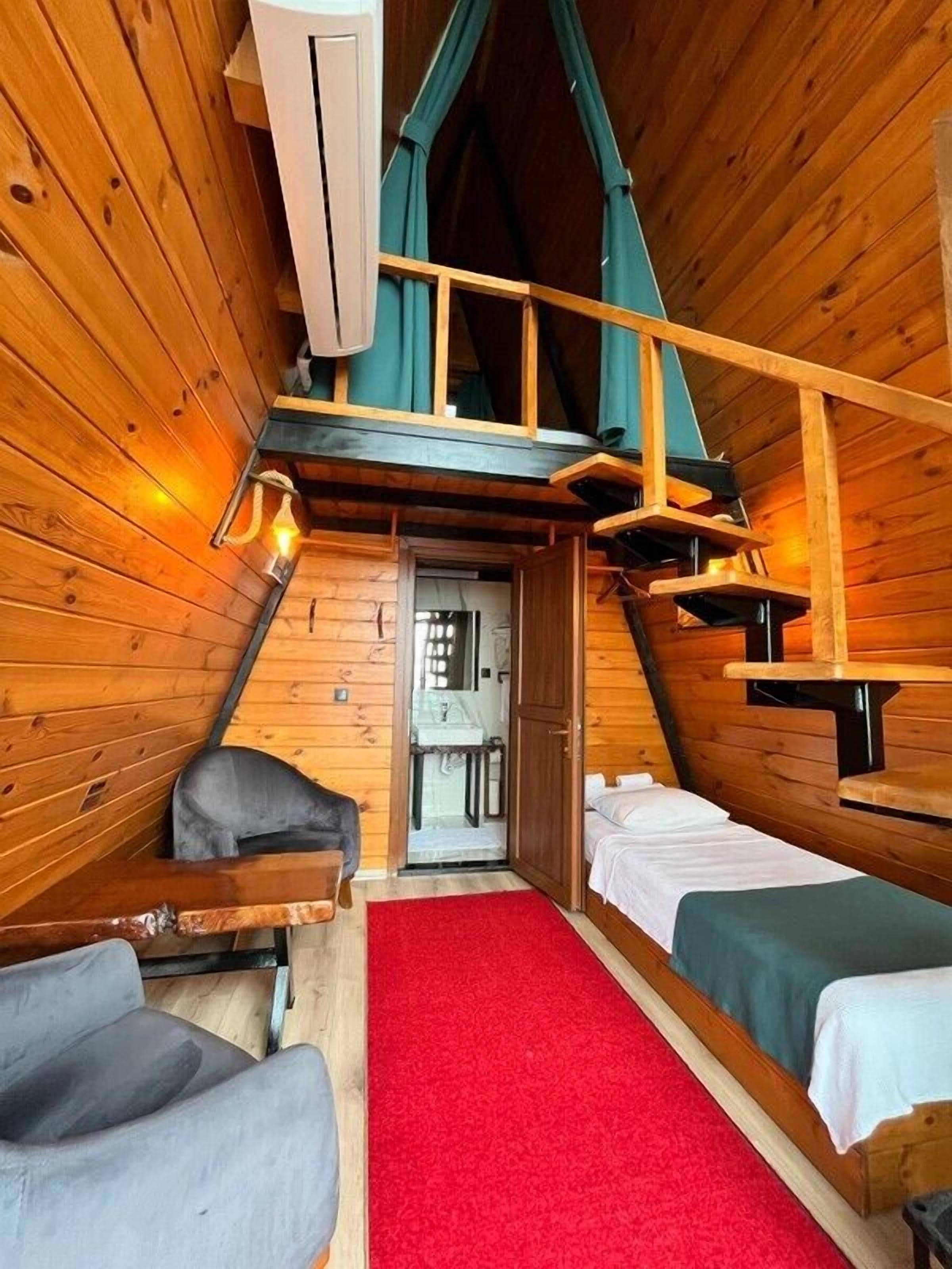 Hypo-allergenic bedding, minibar, free WiFi, bed sheets