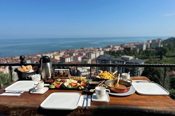 Hypo-allergenic bedding, minibar, free WiFi, bed sheets