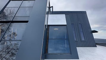 Luxe villa, 2 slaapkamers, privézwembad, uitzicht op zee | Hypoallergeen beddengoed, een minibar, gratis wifi, beddengoed