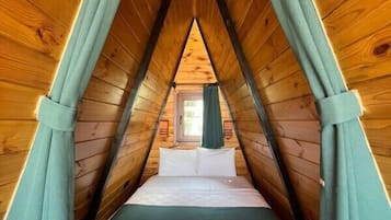 Hypo-allergenic bedding, minibar, free WiFi, bed sheets