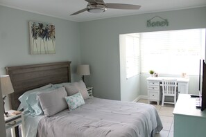 2 soverom, skrivebord, strykejern/-brett og reiseseng for barn