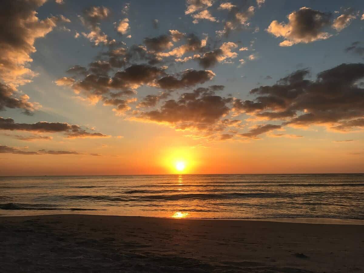 Perto da praia, espreguiçadeiras, toalhas de praia 