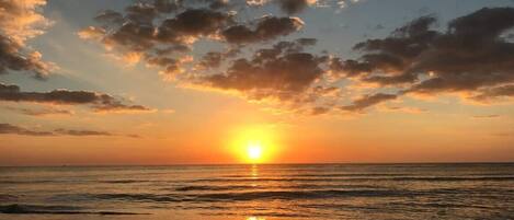 Perto da praia, espreguiçadeiras, toalhas de praia
