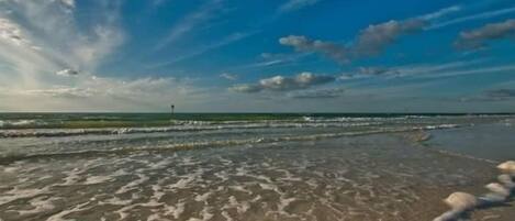 Beach nearby, sun-loungers, beach towels