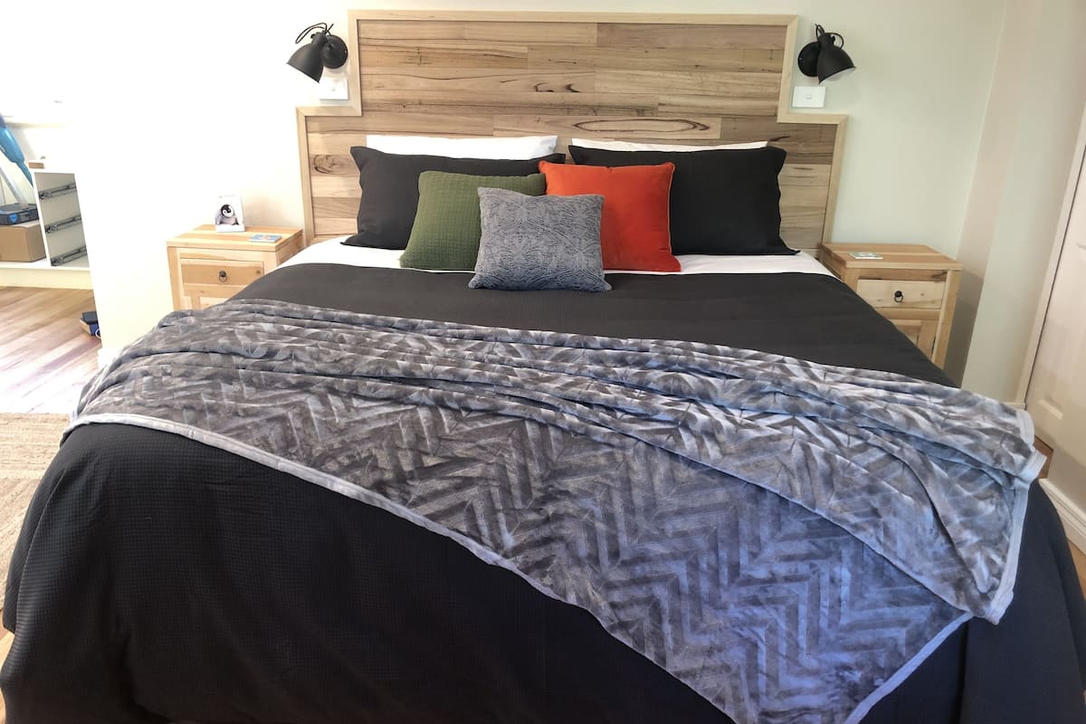 Individually decorated, iron/ironing board, free WiFi, bed sheets