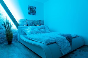 Habitació doble nupcial, banyera d'hidromassatge (sauna) | Minibar, espai de treball apte per a portàtils i cortines opaques 