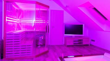 Habitación doble de luna de miel, hidromasaje (sauna) | 1 habitación, minibar y espacio para trabajar con laptop