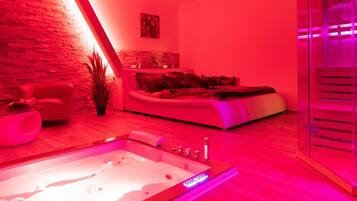 Habitación doble de luna de miel, hidromasaje (sauna) | Minibar, espacio para trabajar con laptop y cortinas blackout