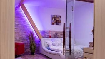 Habitación doble de luna de miel, hidromasaje (sauna) | 1 habitación, minibar y espacio para trabajar con laptop