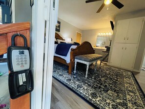 1 habitación, tabla de planchar con plancha y cuna de viaje 