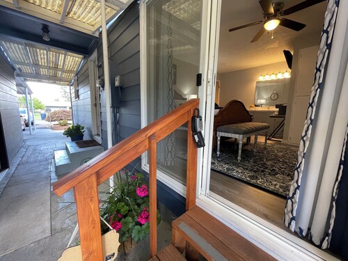 "Blue House Suite: A Serene Retreat in Proximity to the Airport"