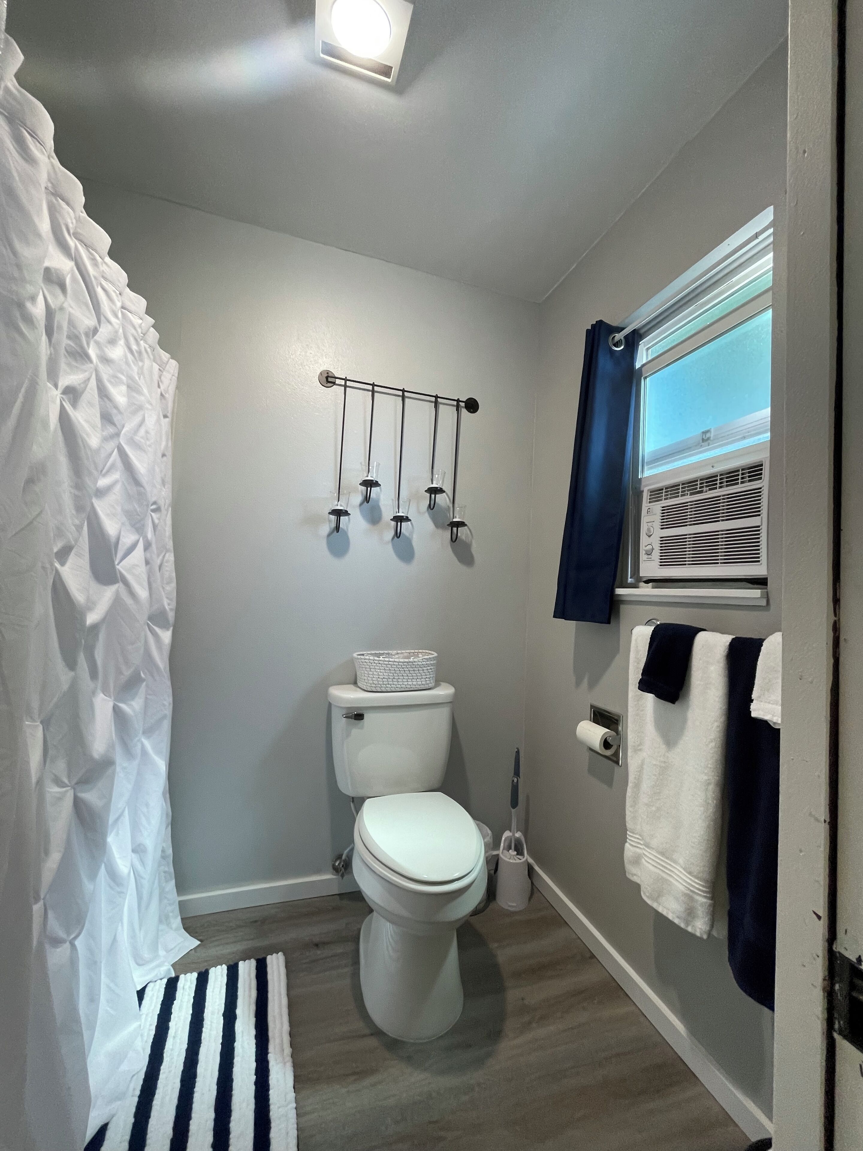 "Blue House Suite: A Serene Retreat in Proximity to the Airport"