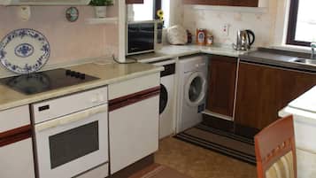 Frigorífico, microondas, horno y placa de cocina