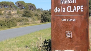 A sign for 'Massif de la CLAPE' indicating a classified site. - Beautiful apartment for 4 people with WIFI, TV, balcony and pets allowed (Saint-pierre-sur-mer)