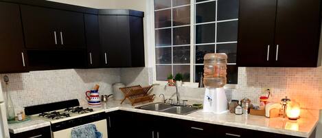 Réfrigérateur, four, plaque de cuisson, cafetière/bouilloire