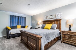 2 bedrooms, iron/ironing board, free WiFi, bed sheets - Retreat Royale, Steps to pool and clubhouse (Branson)