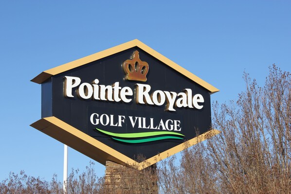 Exterior - Retreat Royale, Steps to pool and clubhouse (Branson)