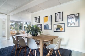 Dining - Balboa II by AvantStay | Modern Condo w/ Balcony & Views of Balboa Park! (San Diego)