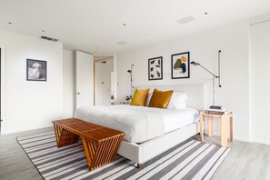 6 bedrooms, iron/ironing board, travel crib, free WiFi - Balboa I by AvantStay - Stylish Condo | Balboa Park Adjacent w/ Views! (San Diego)