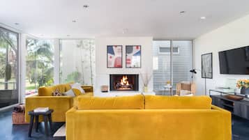 Smart TV, fireplace