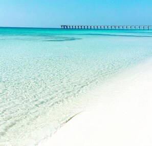 En la playa, camastros y toallas de playa 