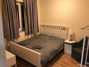 Desk, laptop workspace, soundproofing, free cribs/infant beds