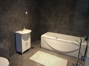Regendusche, Haartrockner, Handtücher, Seife