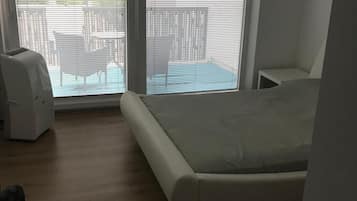 Escrivaninha, espaço de trabalho para notebook, quartos à prova de som