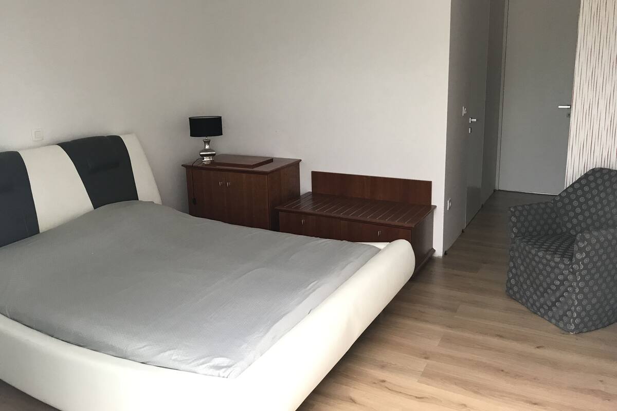 Desk, laptop workspace, soundproofing, free cots/infant beds