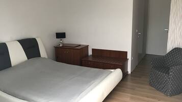 Desk, laptop workspace, soundproofing, free cribs/infant beds