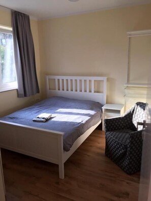 Meja, ruang kerja komputer riba, kalis bunyi, katil bayi/kot (percuma) 