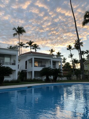 Casa luxo, 2 quartos, vista para a piscina, de frente para a praia | Vista para a água