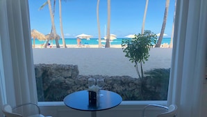 Suite panorámica, 2 habitaciones, vistas al mar, frente al mar | Vistas al mar