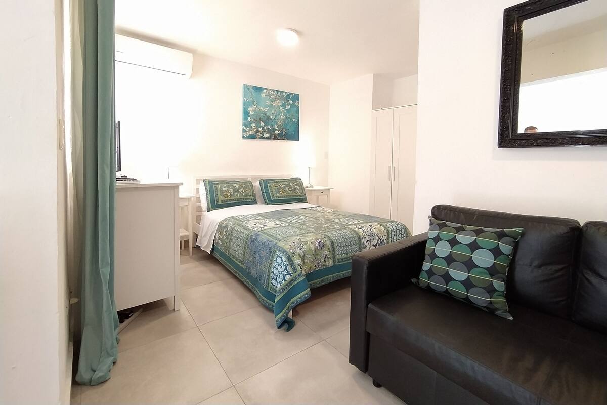 Luxury Studio Suite, 1 Queen Bed with Sofa bed, Beachfront | In-room safe, desk, laptop workspace, iron/ironing board