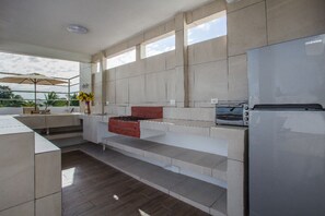 Mikroaaltouuni, kahvin-/teenkeitin, keittoastiat/astiat/ruokailuvälineet