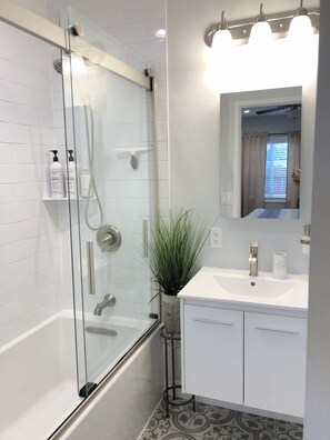 Combined shower/bathtub, hair dryer, towels, soap
