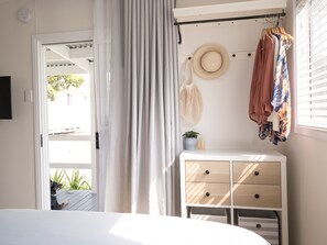 Tabla de planchar con plancha, wifi gratis y ropa de cama 