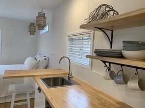 Refrigerador, microondas, placa de cocina, tetera/pava eléctrica