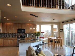 Fridge, microwave, oven, stovetop - Denver to Boulder Rocky Mountain Colorado Home (Thornton)
