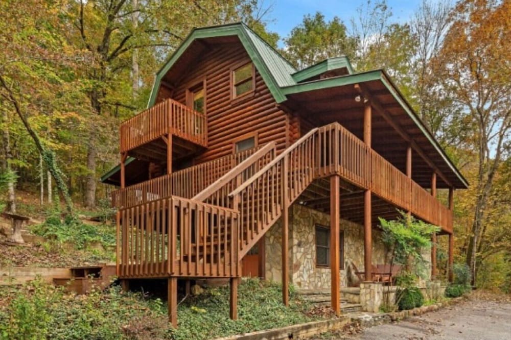 Lucky Enough-Dog Friendly 3bd/2ba resort access- Mr Lake Lure Vacation Rentals -